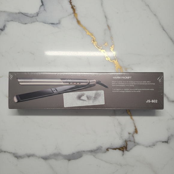 Sleek Hair Straightener in Silver